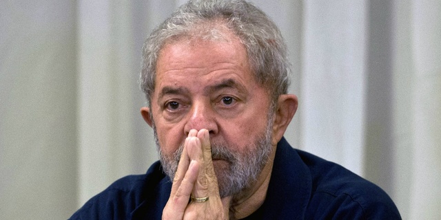 Lula da silva atento display